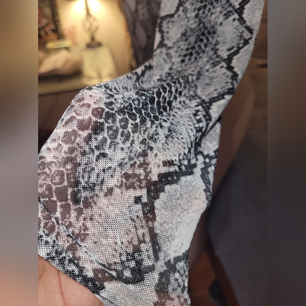 Eye Candy Monochrome Patterned Top Size M - Picture 4 of 9